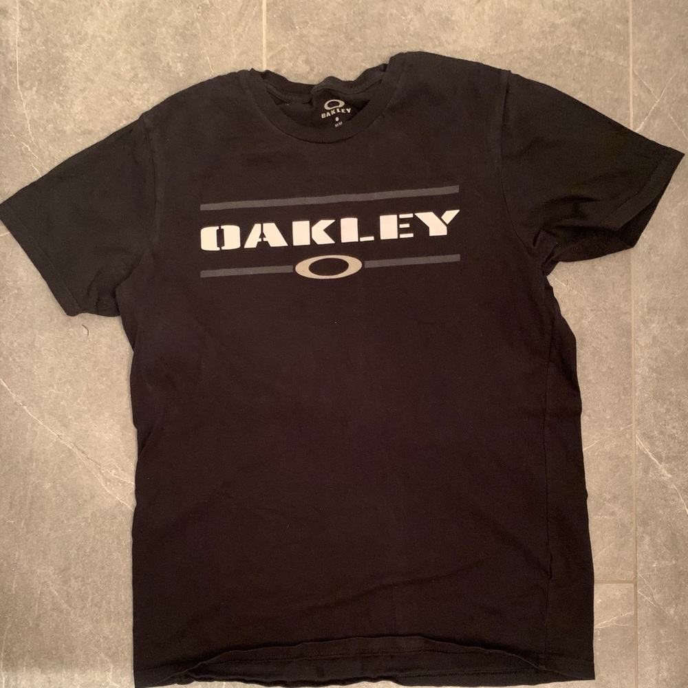 SOLD. Oakley men’s medium black tshirt
